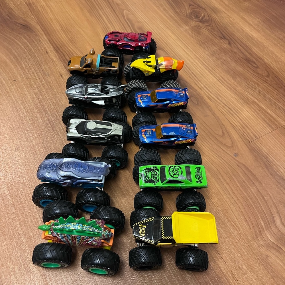Monster Jam Truck 11 pc Set